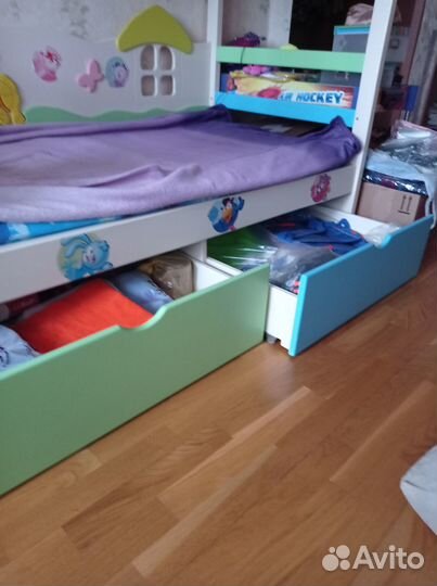 Двухъярусная кровать с ящиками и лестницей