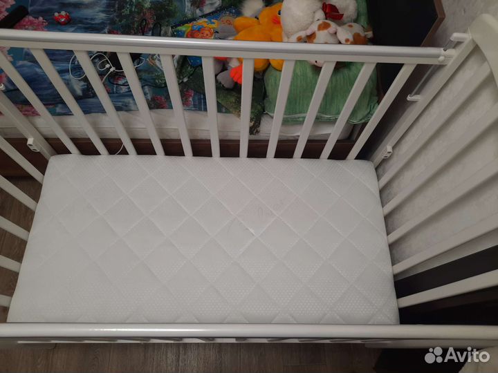 Детская кроватка с маятником и ящиком