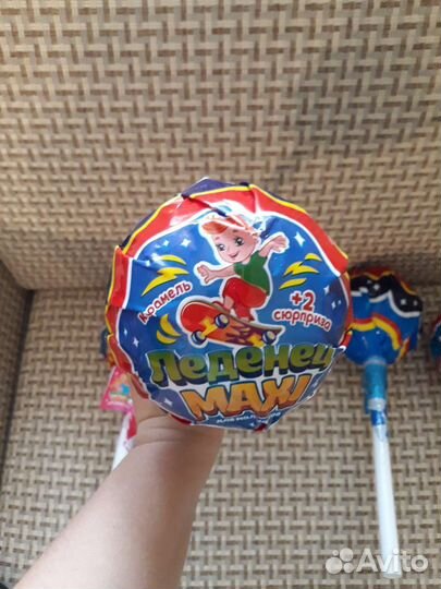 Большой чупа чупс с игрушкой