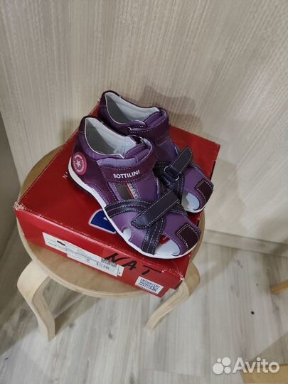 Сандали новые