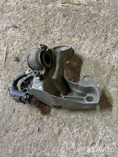 Кронштейн двигателя правый VW Passat B5 2.3