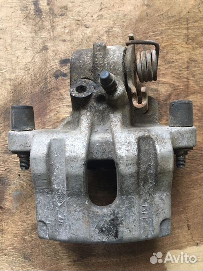 Суппорт тормозной задний правый Renault Laguna 2