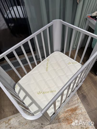 Детская кроватка с маятником