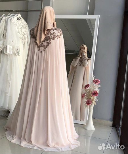 Длинное нежное нарядное платье с кейпом и диадемой