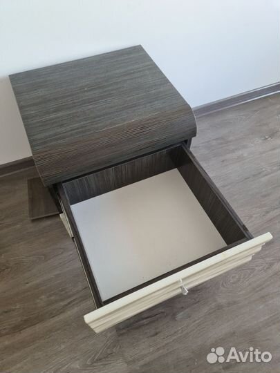 Трюмо с зеркалом и пуфом, тумбочка, 2 светильника