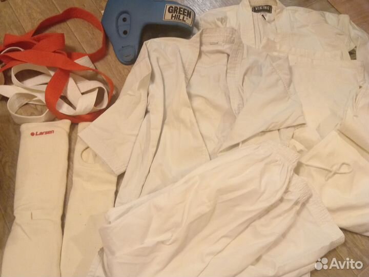 Кимоно, боксерский шлем, пояса, защита голеностопа