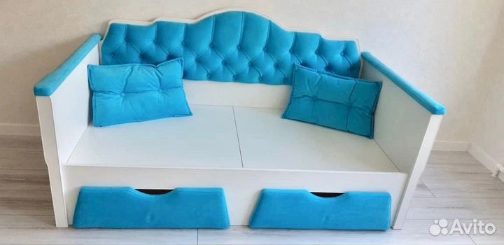 Кровать детская с мягкой спинкой