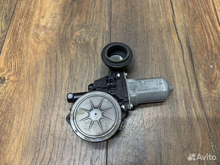 Toyota Corolla E18 Моторчик стеклоподъемника LH RH