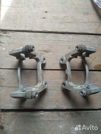 Скоба тормозного суппорта на volkswagen Пассат