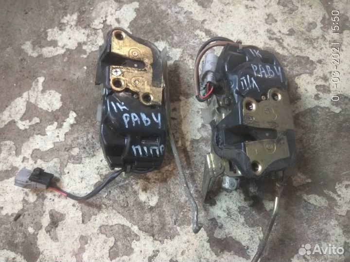 Замок передней двери на Тойота Рав 4 2000 год