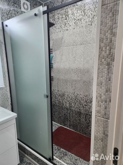 Стеклянная душевая перегородка