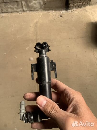 Форсунка омывателя правая BMW G30