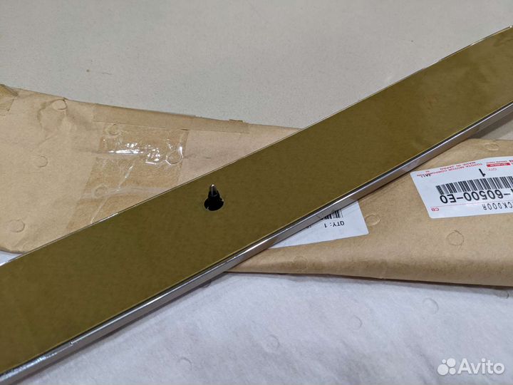 Молдинг крышки багажника land cruiser 100 бежевый