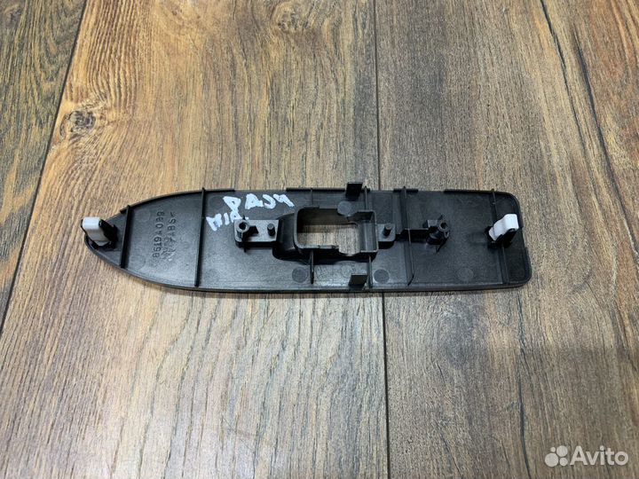 Mitsubishi Pajero Накладка обшивки двери