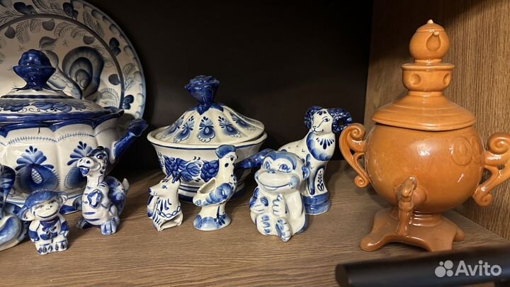 Посуда и фигурки гжель