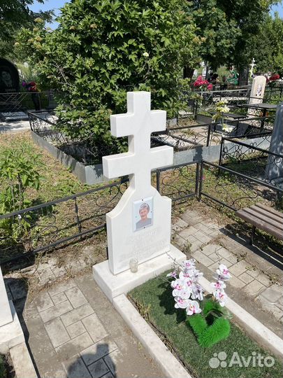 Памятники из белого мрамора