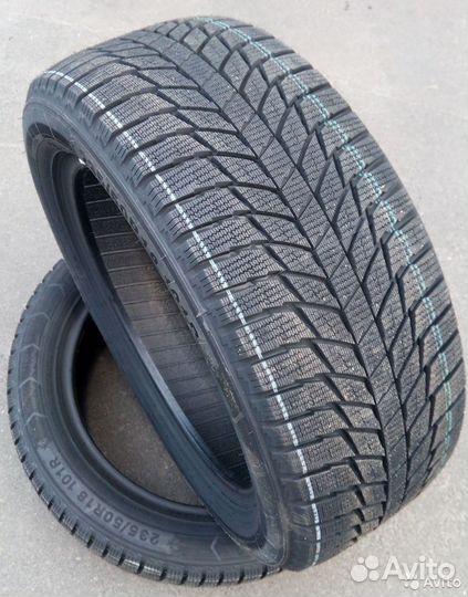 Triangle PL01 235/40 R18