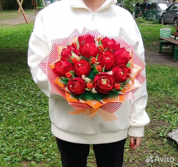 Букет с цветами из конфет