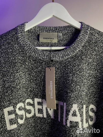 Вязанный свитер Essentials два цвета на руках