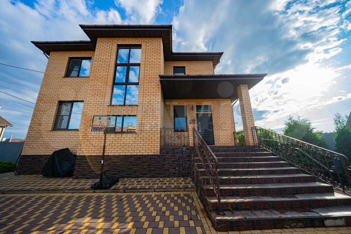 Коттедж 251 м² на участке 8 сот.