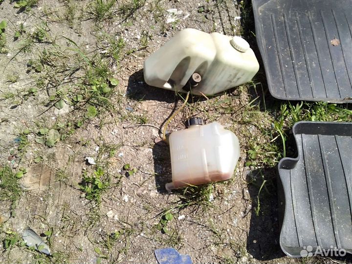 Расширительный бачок и бачок омывателя ваз 2109