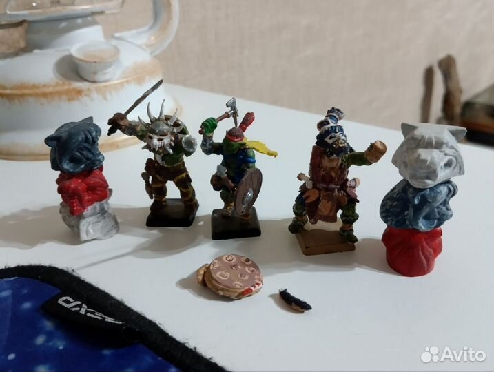 Несколько фигурок Ring of rule