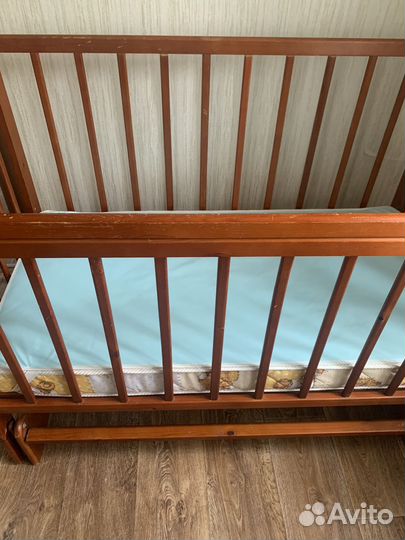 Детская кроватка с маятником