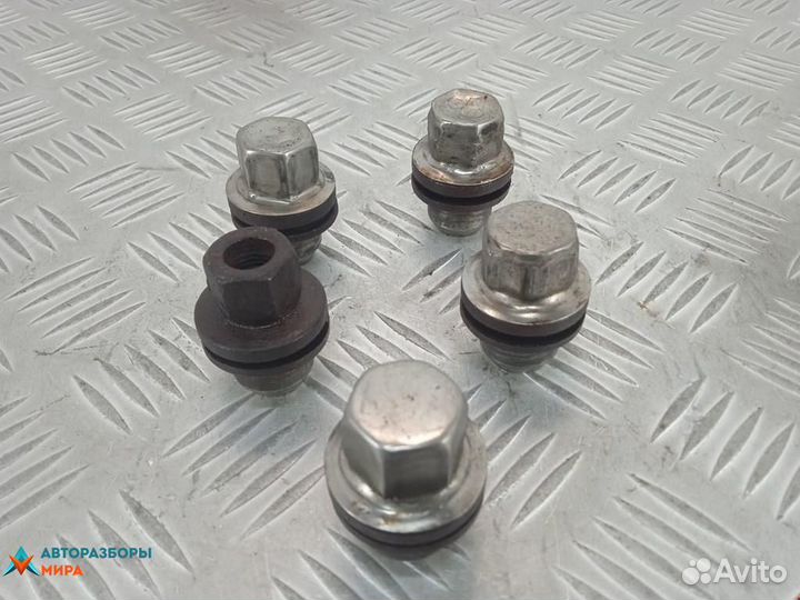 Болт колесный Land Rover Discovery 3 2006 LR173842