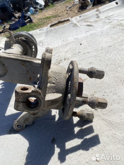 Кулак поворотный передний левый Ford Mondeo 3