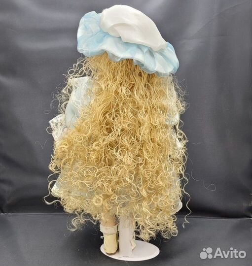 Кукла фарфор Девочка в голубом платье