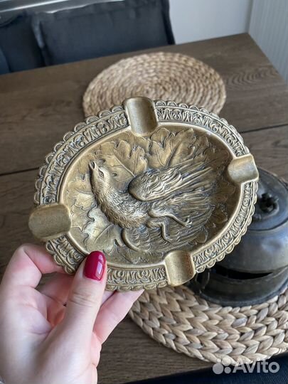 Антикварное блюдце с птицей и дубовыми листьями