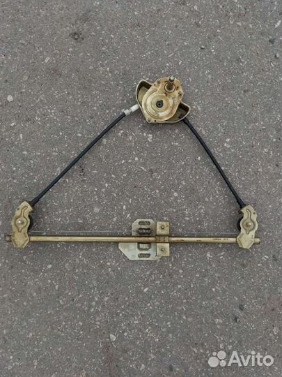 Передний левый стеклоподъемник на приору