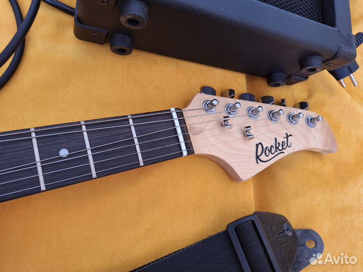 Комплект электрогитары,комбоусилителя и прочего