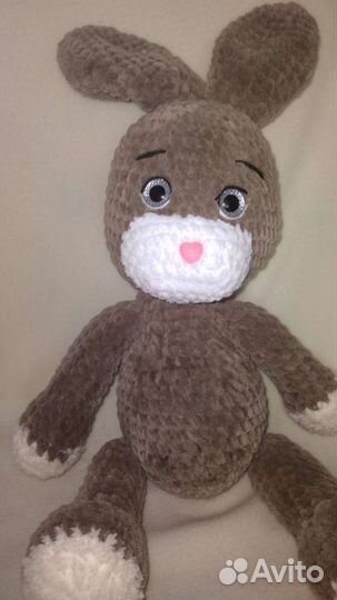Плюшевый заяц вязаный