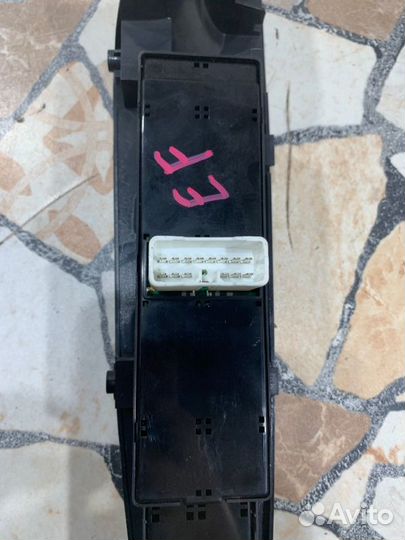 Блок управления стеклоподъемниками передний левый