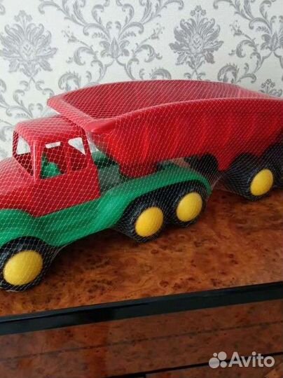 Машина пластмассовая большая