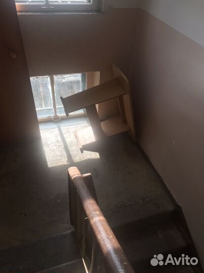 Кухоный стол пуфики