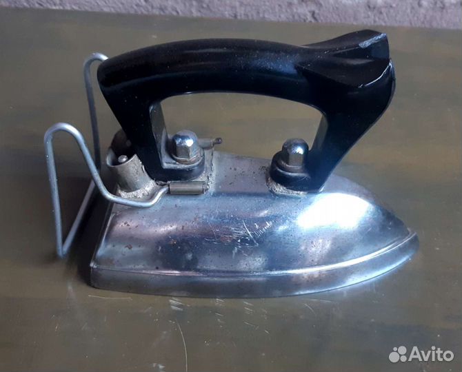 Старинный электрический утюг 1947года