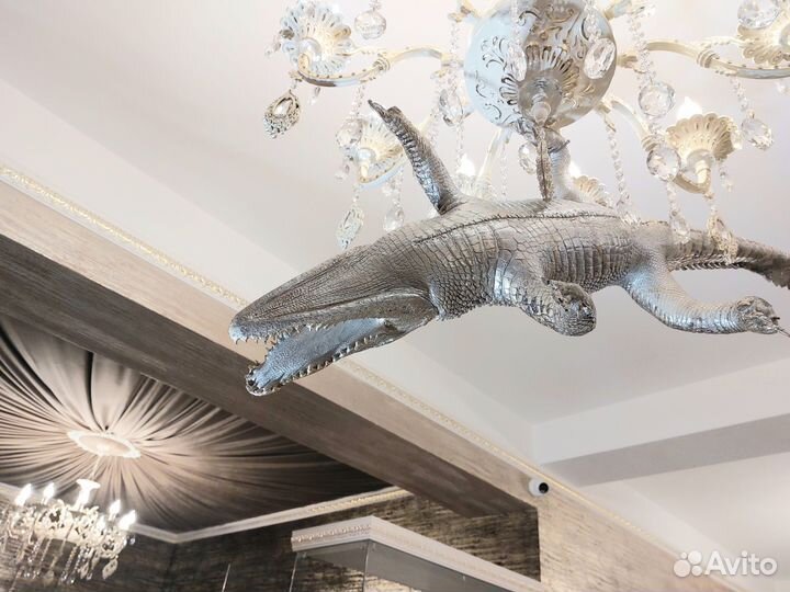 Серебряное чучело крокодила с Золотыми зубами