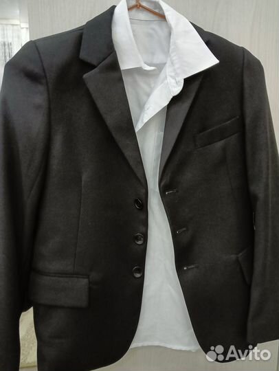 Пиджак и белая рубашка для мальчика первоклассника
