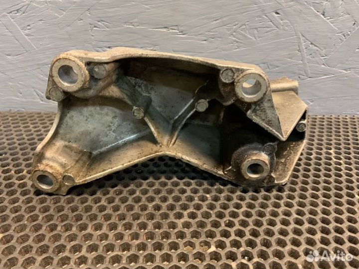 Кронштейн двигателя левый Audi A4 B7 BWE 2008