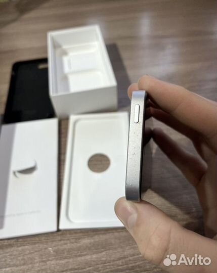 iPhone SE, 16 ГБ