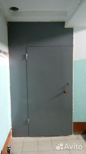 Металлическая дверь в коридор