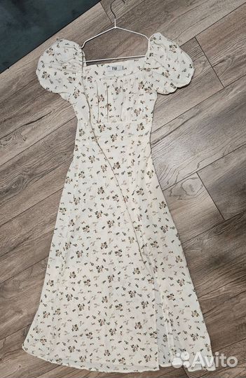 Платье с разрезом на ноге