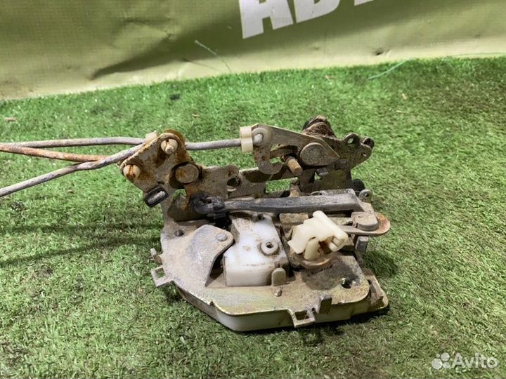 Замок боковой двери задний правый Kia Clarus FE