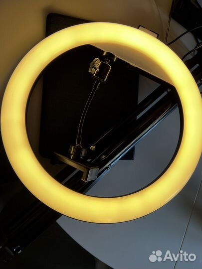 Кольцевая лампа на штативе