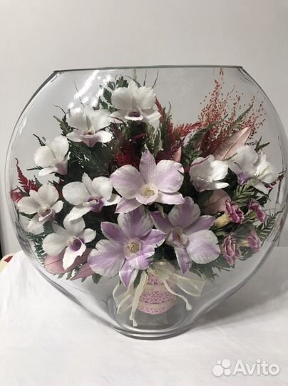 Живые цветы в вазе