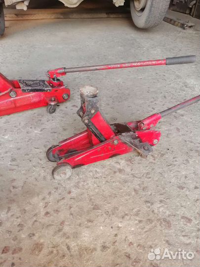 Домкрат подкатной 2,5т бу