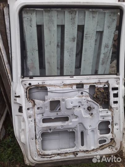 Двери nissan serena С23