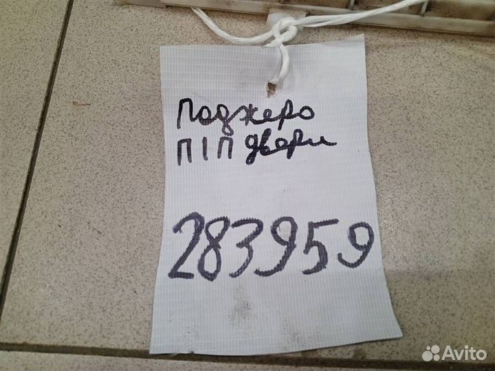 Направляющая стекла двери передней правой Mitsubi